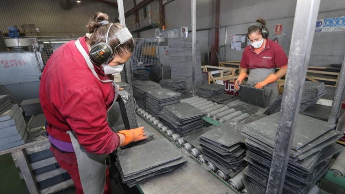 Trabajadoras del sector de la pizarra en el proceso de selección del material en una cantera de la zona de San Pedro de Trones. L. DE LA MATA