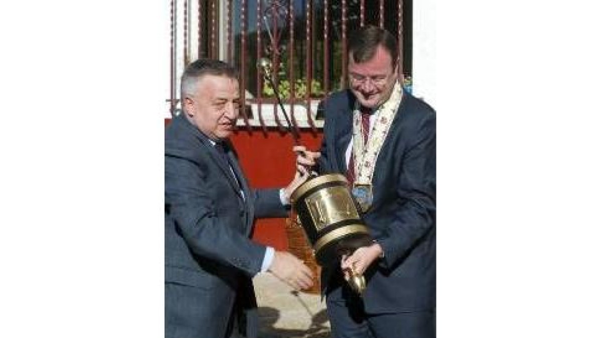 El consejero recibió los distintivos particulares del Castañero Mayor