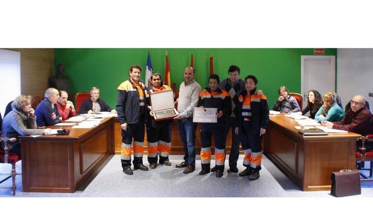El alcalde, Francisco Castañón, entrega el premio a los voluntarios de Protección Civil.