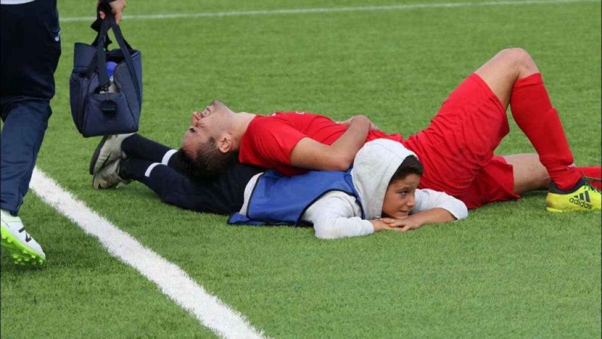 La imagen de Moisés Aguilar ayudando al futbolista rival.