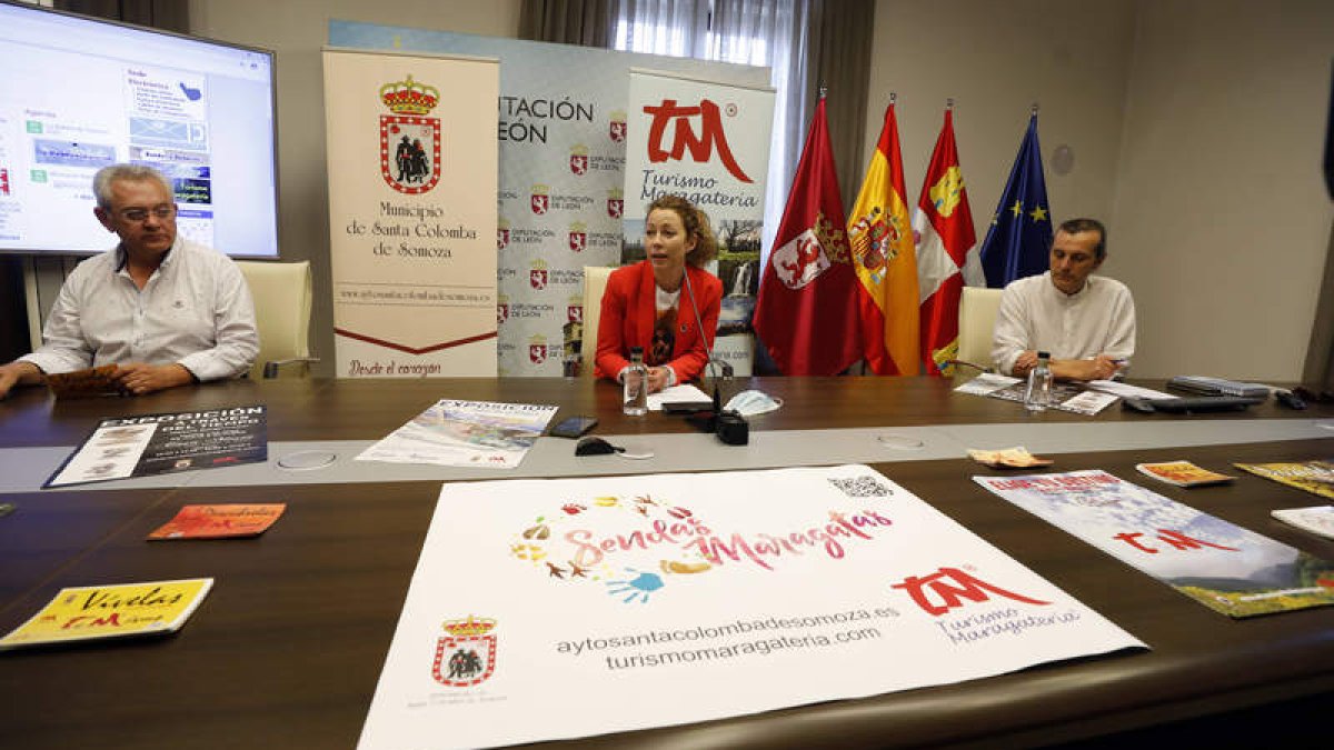 José Miguel Nieto, Carolina López y Óscar Martínez ayer durante la presentación del proyecto de la Sendas Maragatas. MARCIANO PÉREZ