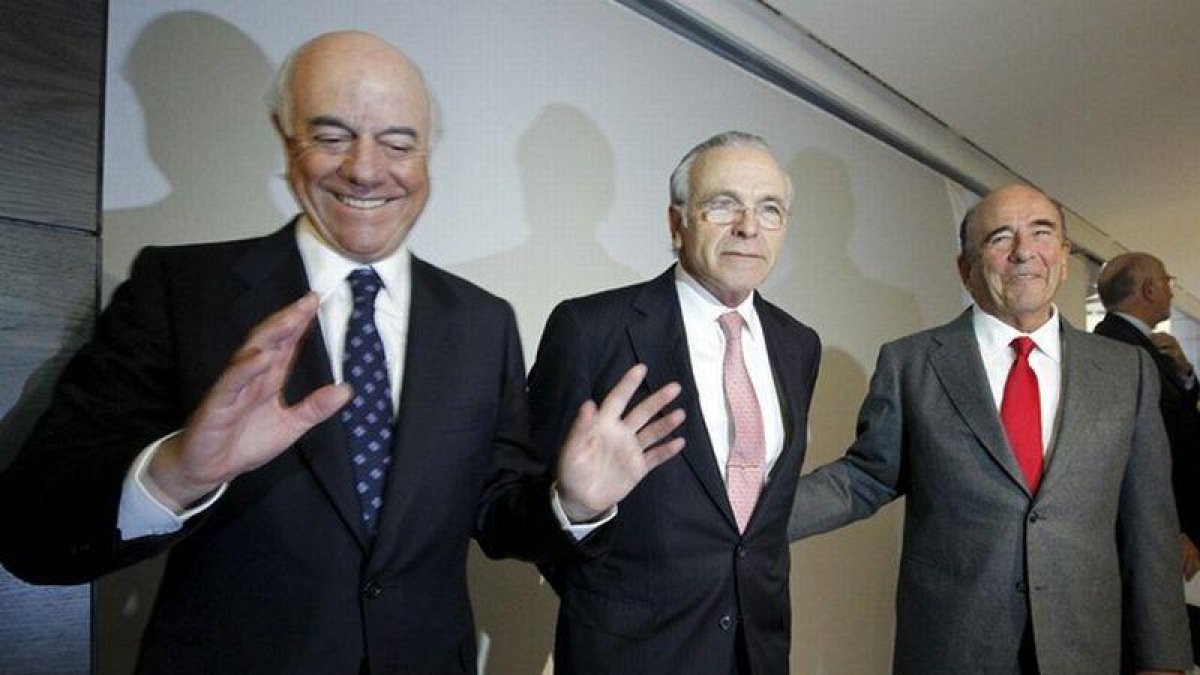 De izquierda a derecha, Francisco González, Isidre Fainé y Emilio Botín, en un acto empresarial, en febrero del 2011 en Madrid.