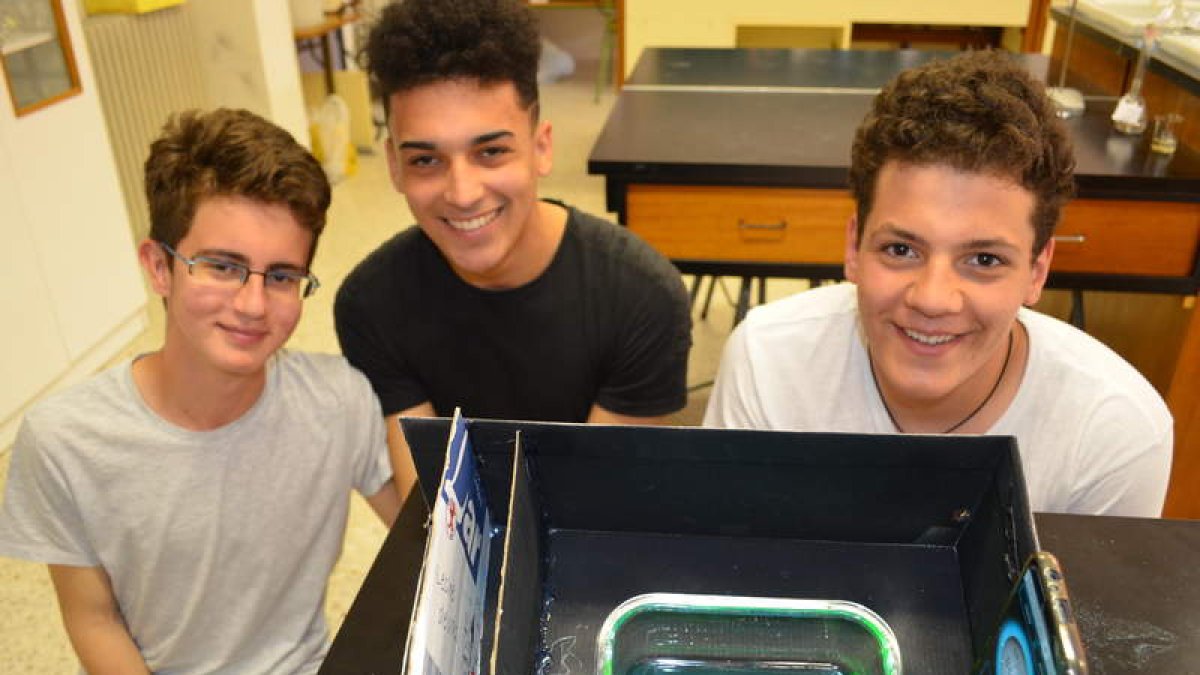 Los tres alumnos de IES de Valencia de Don Juan ganadores del concurso posan con su colorímetro. MEDINA