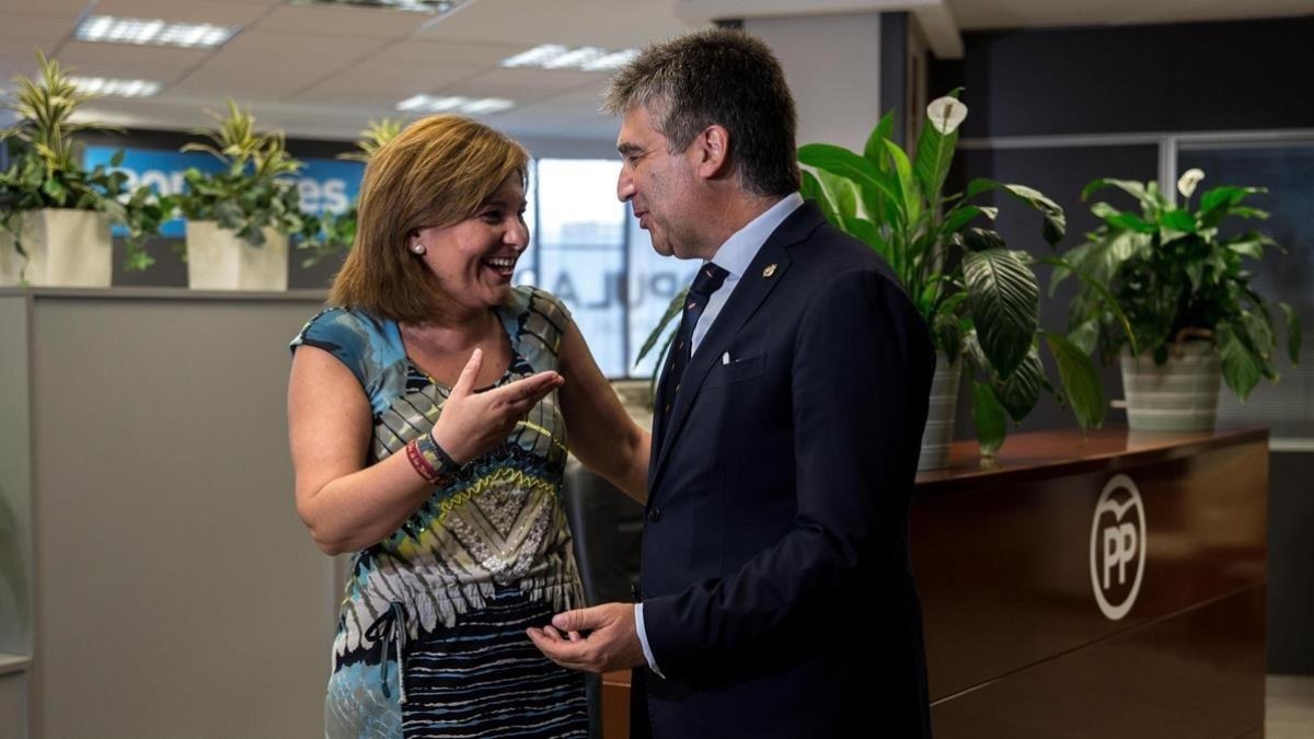El portavoz del PP en el Senado, Ignacio Cosidó, y la presidenta del PP valenciano, Isabel Boning, este viernes, 10 de agosto, en València. /