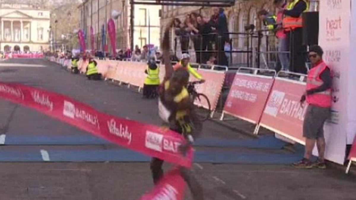 El atleta Robert Mbithi sufrió un percance al llegar a la meta