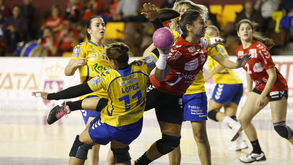 El Cleba demostró que tiene armas y capacidad para plantar cara al líder sólido de la liga en el balonmano femenino.