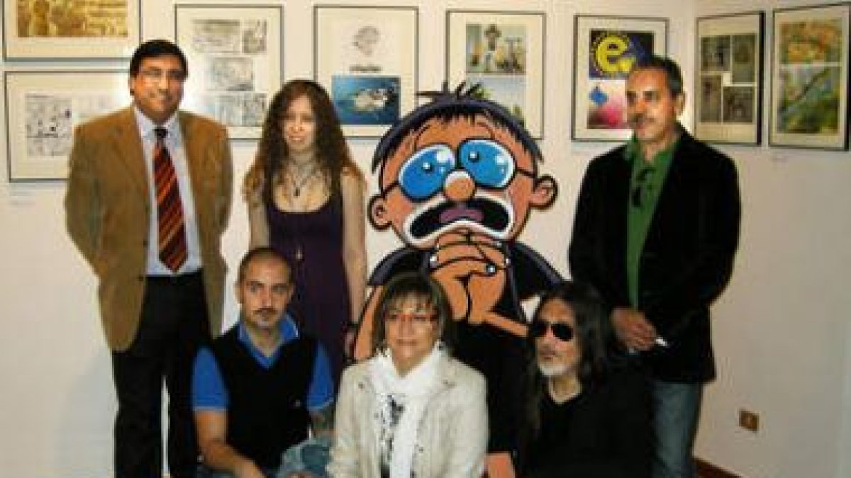 La concejala Evelia Fernández con el comisario y algunos artistas que participan en la muestra de la