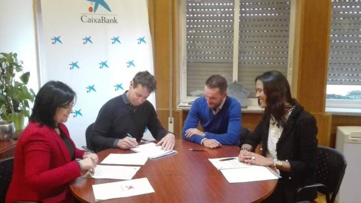 El acuerdo a tres bandas se suscribió ayer en Villablino. ARAUJO