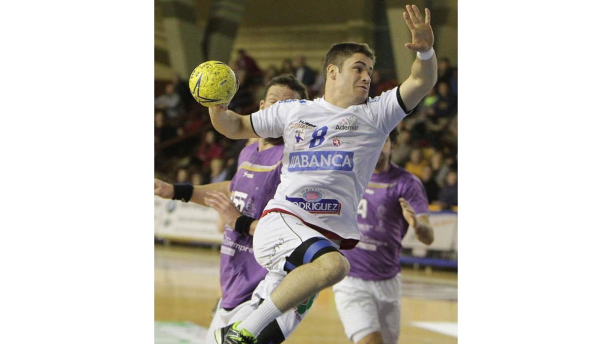 El meta Nacho Biosca, Rodrigo Pérez y Javi García protagonizan las últimas tres renovaciones en el Ademar. marciano/secundino/jesús