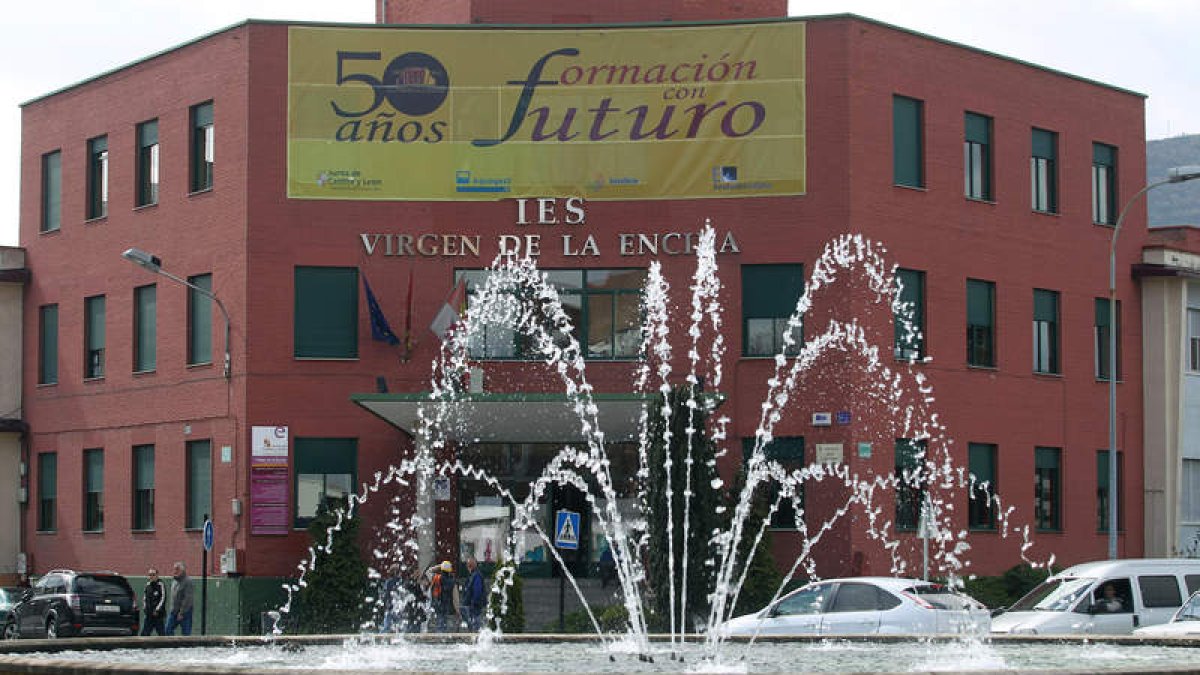 Fachada del Virgen de la Encina, conocido como la Sindical o el Iesve, en la que luce el cartel de su 50 aniversario.