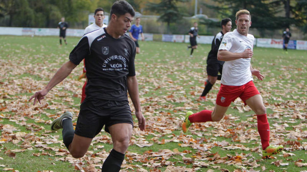 Germán, a la izquierda, jugador del equipo ejidense. SECUNDINO PÉREZ