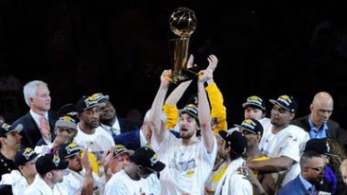 Gasol levanta el trofeo de campeón de la NBA.