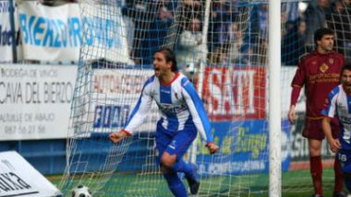 Paixao regatea a dos adversarios antes de adentarse en el área para conseguir uno de sus tres goles