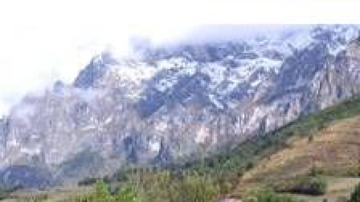 Los Picos de Europa presentaban ayer esta vista desde el Valle de Valdeón