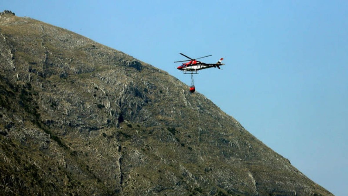 Un helicóptero el viernes en Peñalba. BARREDO