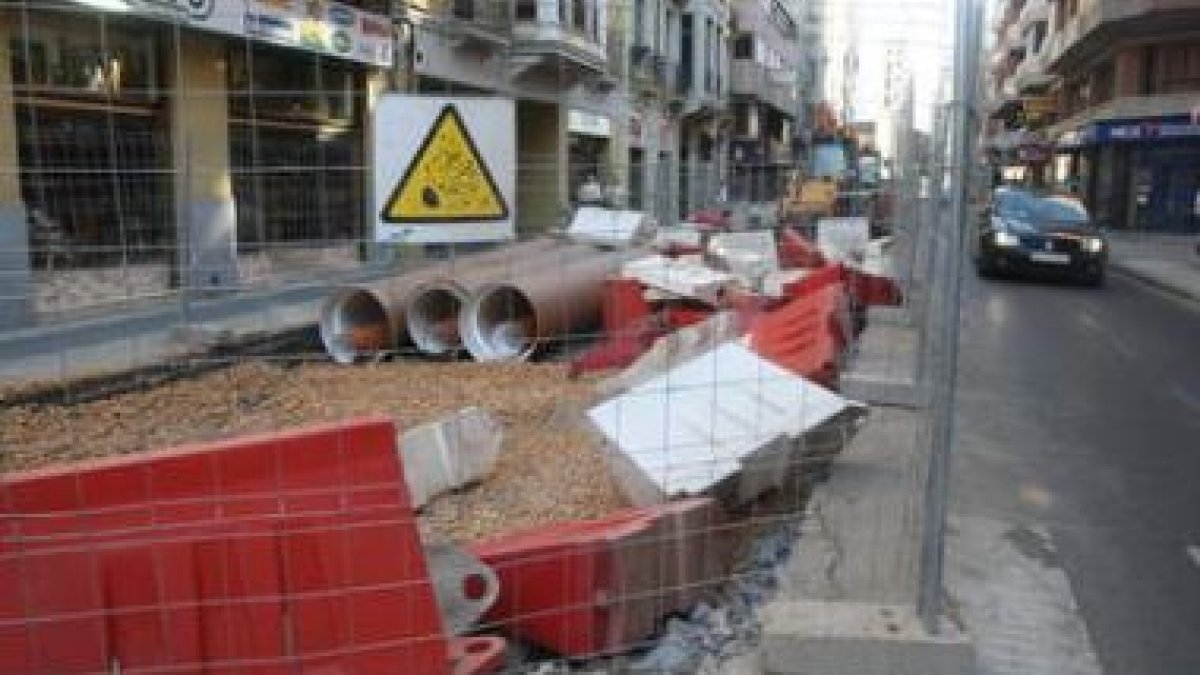 El Ayuntamiento aún no ha levantado la restricción de circular por la calle Padre Isla. Las obras pe