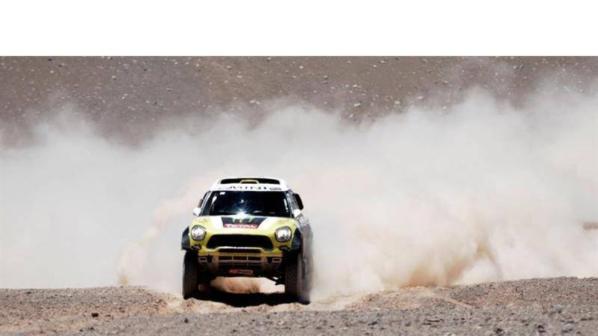 El piloto español Nani Roma durante la octava etapa del Rally Dakar por el desierto de Atacama en la región de Antofagasta (Chile).