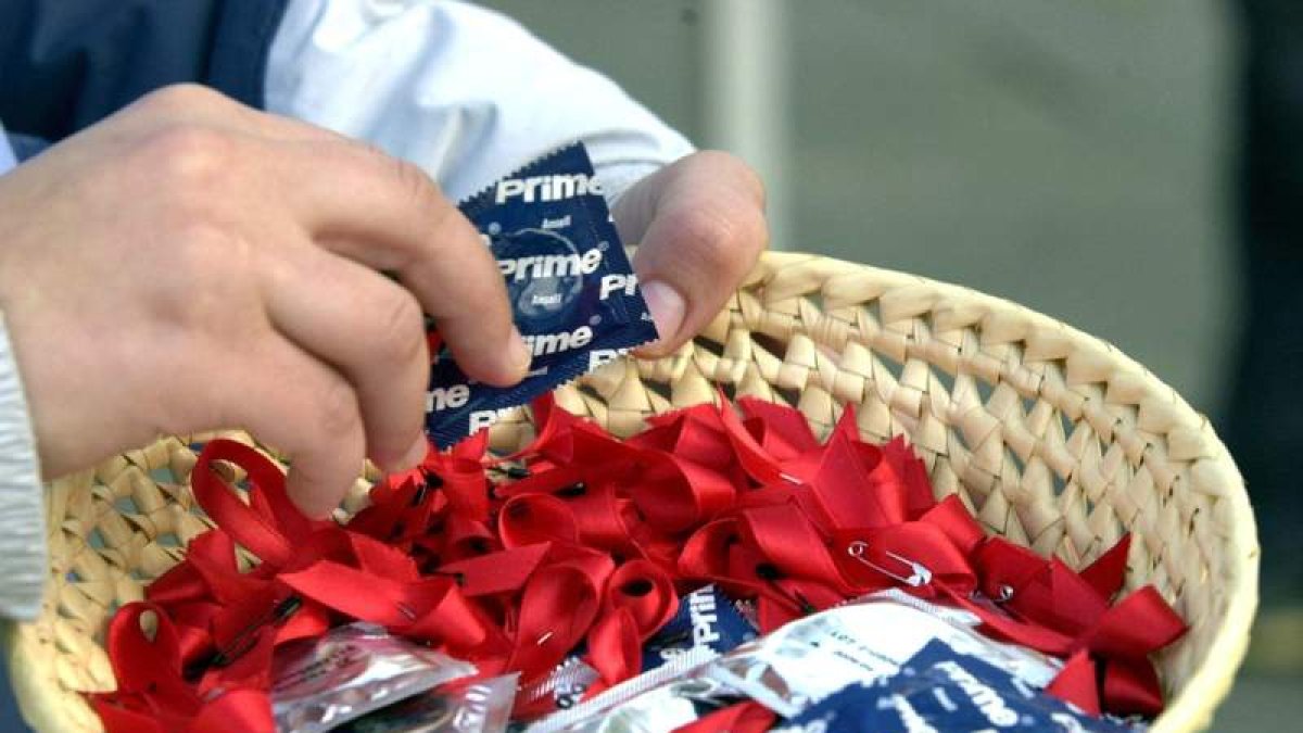 Lazos rojos y preservativos en el Día Mundial de la Lucha contra el Sida. LUIS TEJIDO