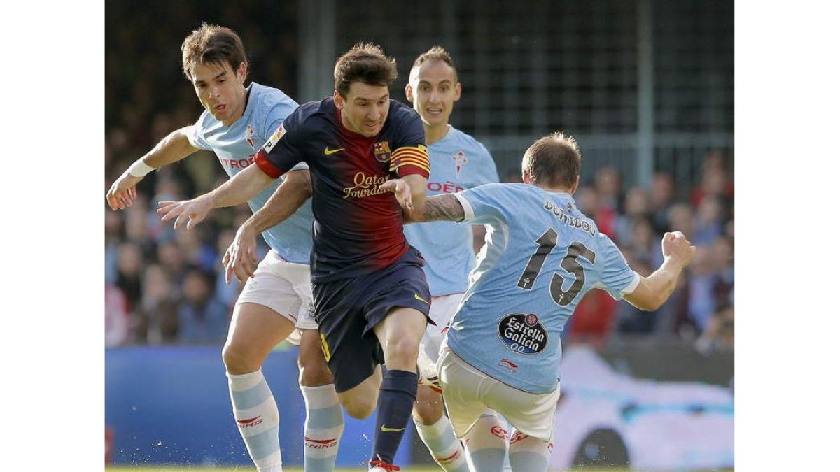 Messi lucha por el balón ante el defensa noruego Demidov y el centrocampista Borja Oubiña.