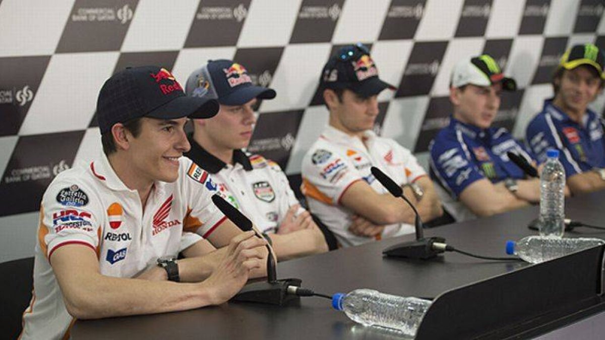 De izquierda a derecha, Márquez, Bradl, Pedrosa, Lorenzo y Rossi, durante la rueda de prensa en Doha.