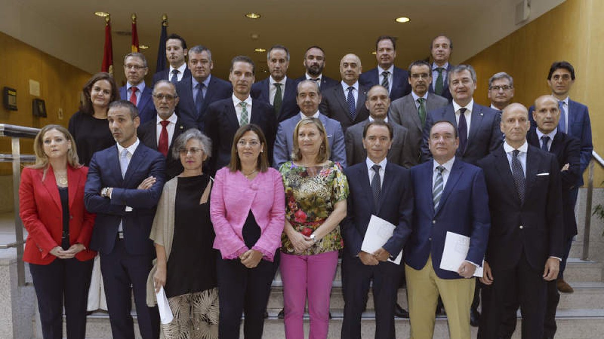 Las consejeras Marcos y Del Olmo con los representantes de las entidades bancarias. NACHO GALLEGO