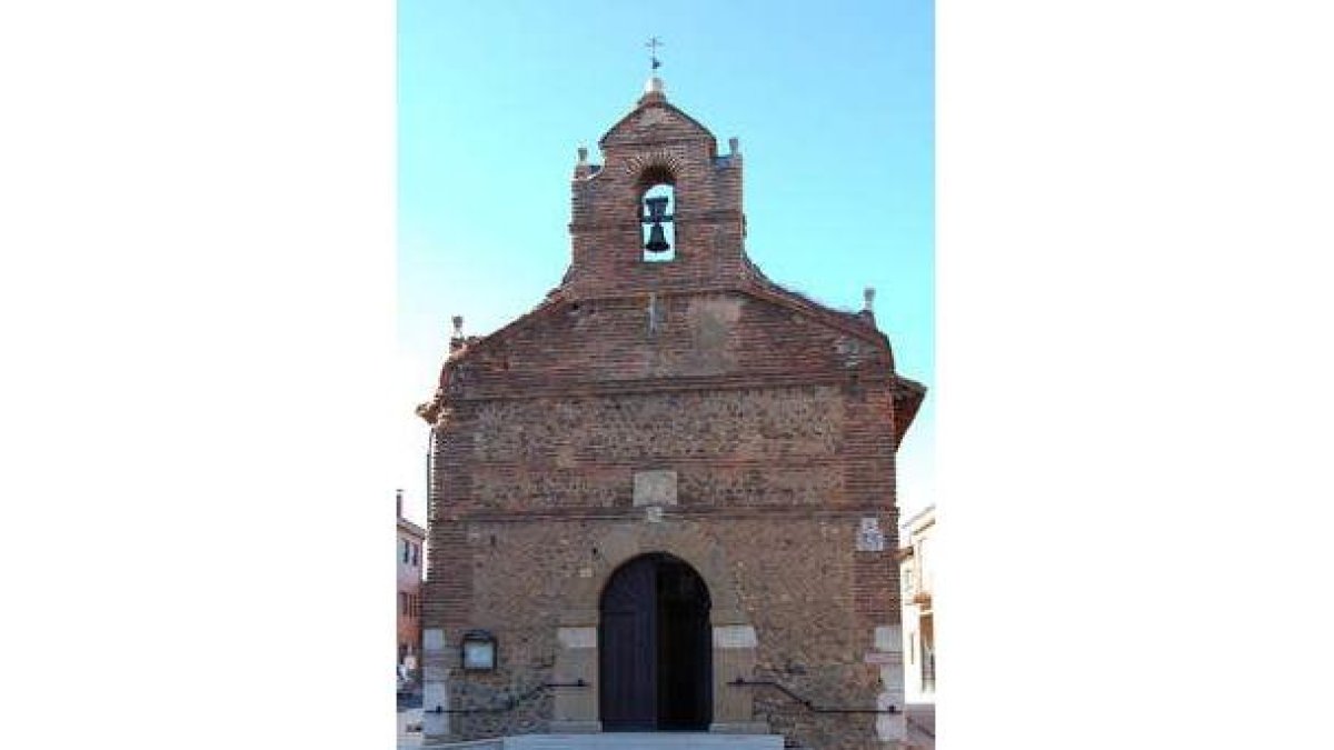 Ermita de Trobajo del Camino, en la fachada principal.