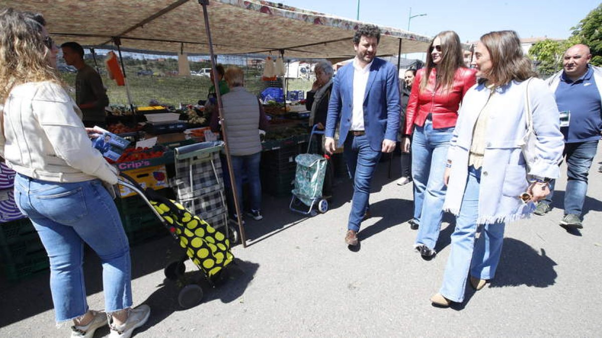 La consejera, a la derecha, junto a Ester Muñoz y Manuel García. RAMIRO