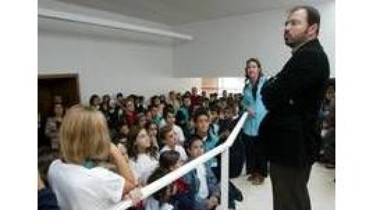 El arquitecto, Daniel Díaz, explicando las características del edificio a los escolares