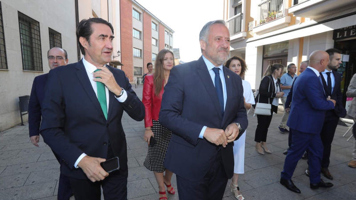 Quiñones, ayer, a su llegada al acto, abraza al periodista Luis del Olmo. L. DE LA MATA