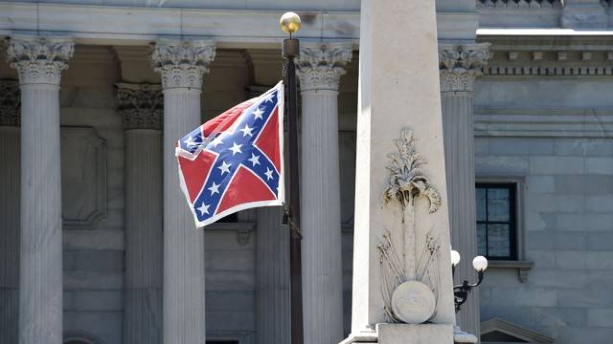 La bandera de la confederación en un monumento a las víctimas de la Guerra Civil Americana en Carolina del Sur.