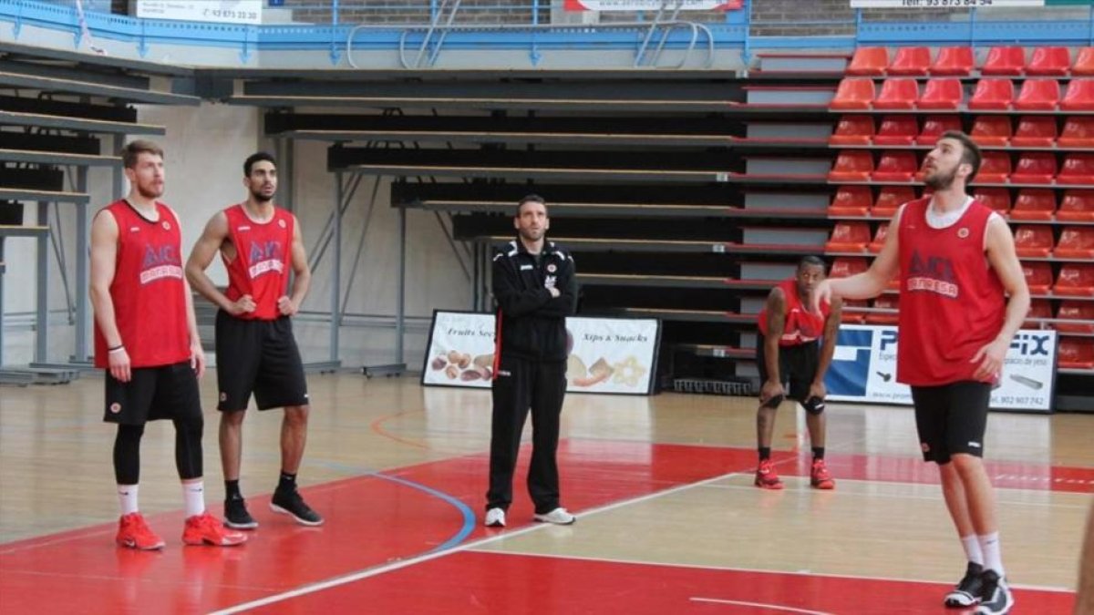 Los jugadores del Manresa y el técnico Ibon Navarro, en el entrenamiento de este jueves