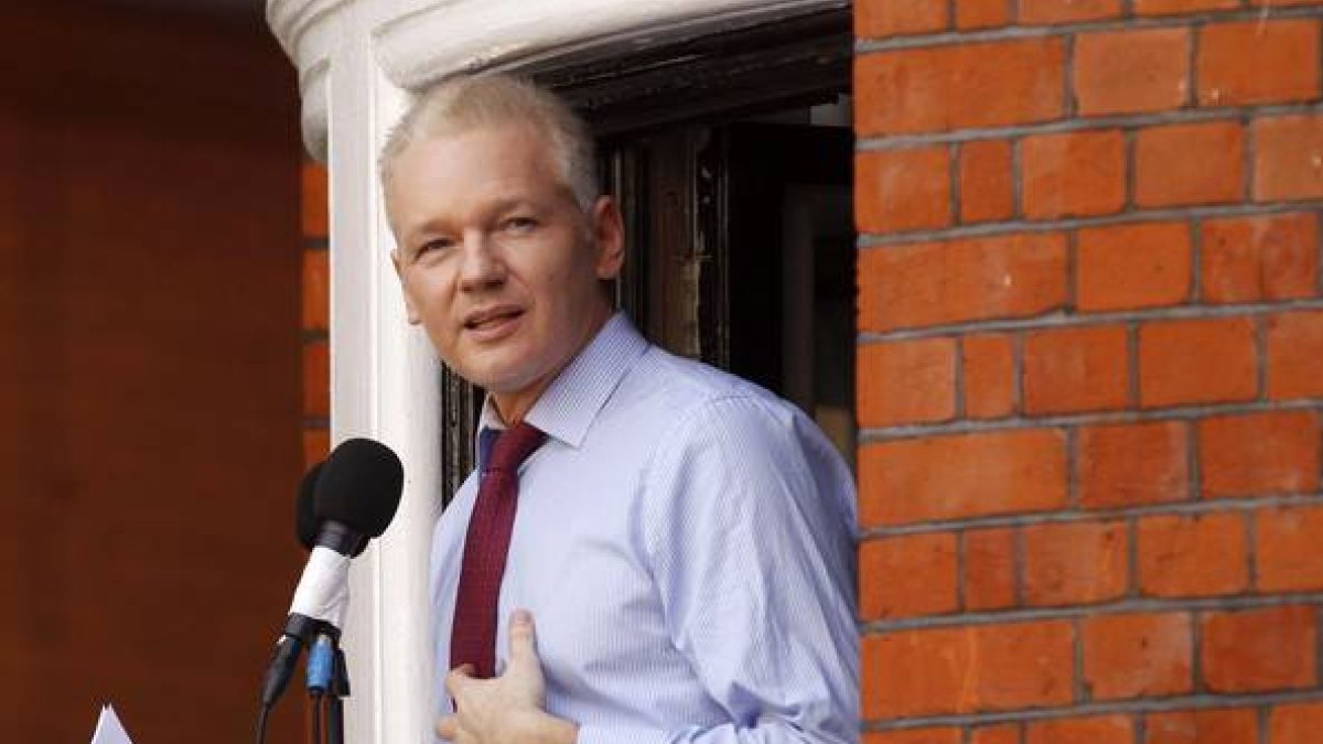 Julian Assange, el pasado agosto, a las puertas de la Embajada de Ecuador en Londres.