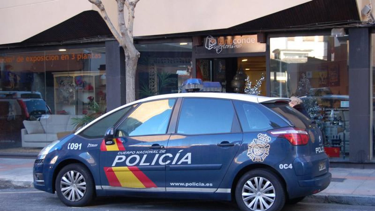 Un coche de la Policía Nacional en una calle de la capital.