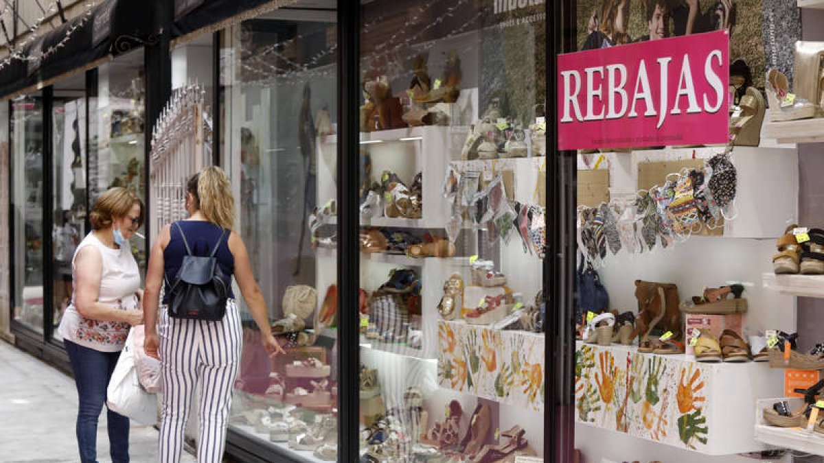 El comercio leonés calcula este año unas rebajas con un recorte de ventas de un 25%. MARCIANO PÉREZ