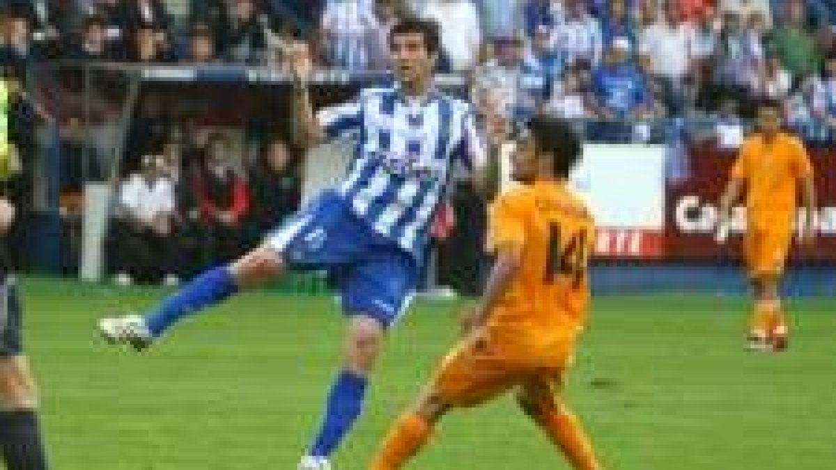 Marco García salta por un balón ante Cañadas
