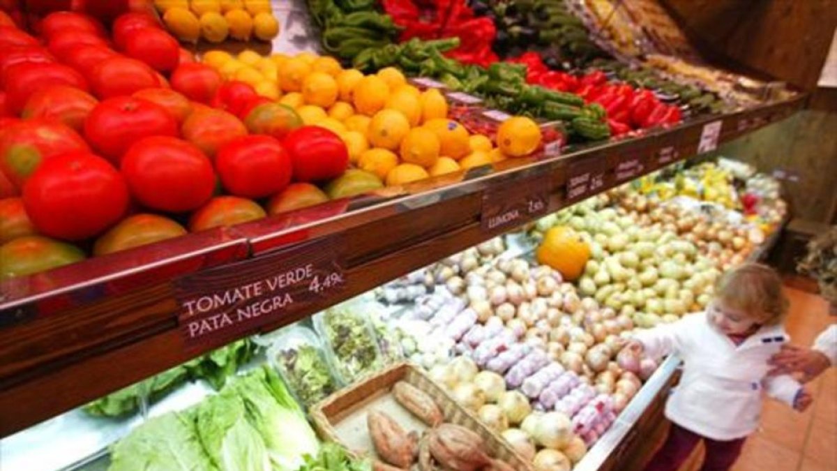 REFUERZOS. Puesto de una frutería en la calle de Aribau de Barcelona.