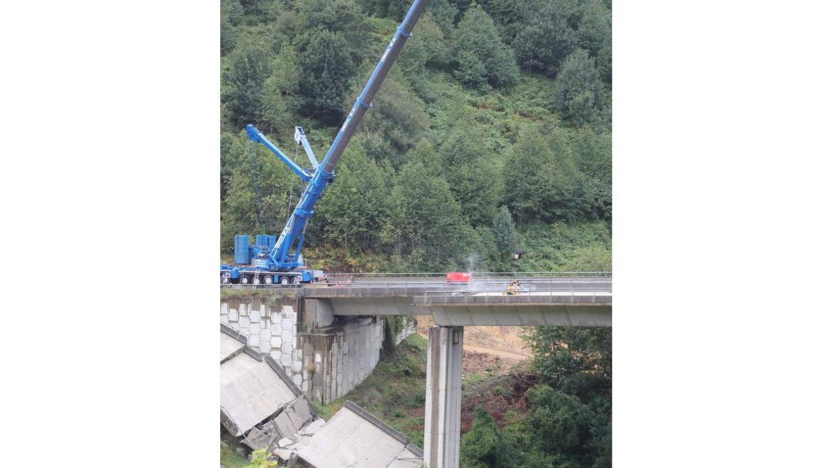 Un robot manejado por control remoto picaba ayer el tablero del viaducto para derribar el vano. AFB