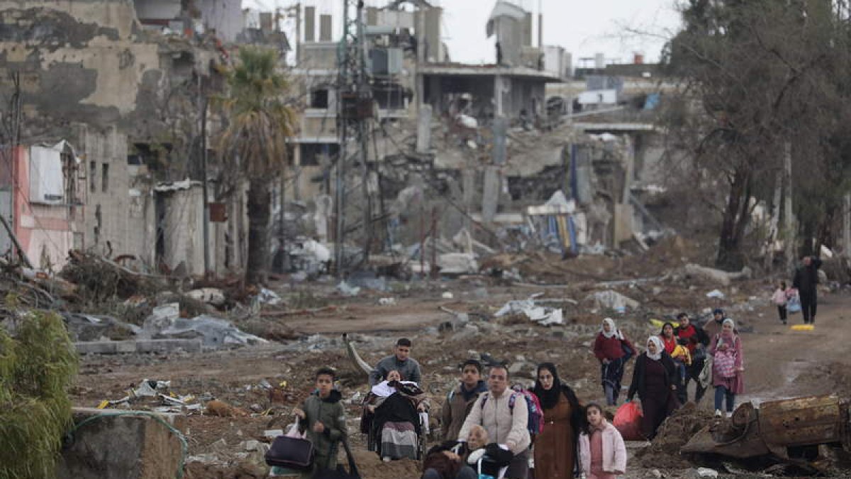 Un grupo de palestinos avanzaba ayer por una avenida del norte de Gaza. MOHAMMED SABER
