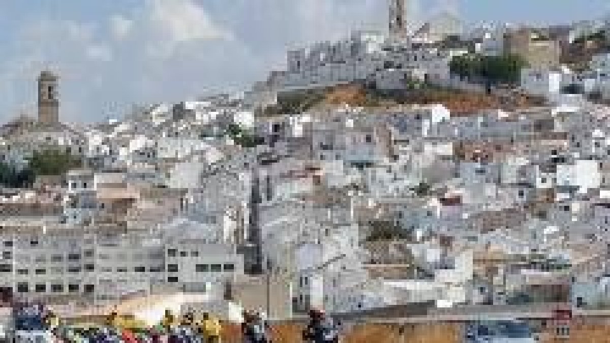 Paso de un grupo de 20 corredores a la altura de la localidad de Baena