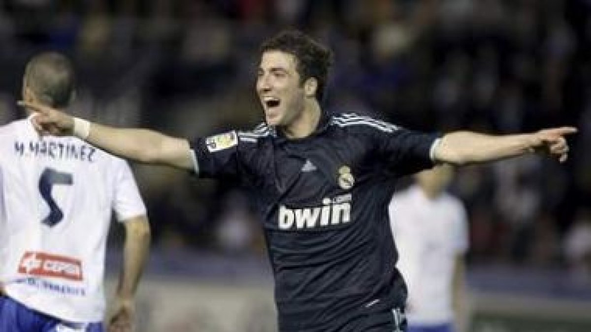 El delantero argentino Gonzalo Higuaín celebra uno de sus dos goles ayer.