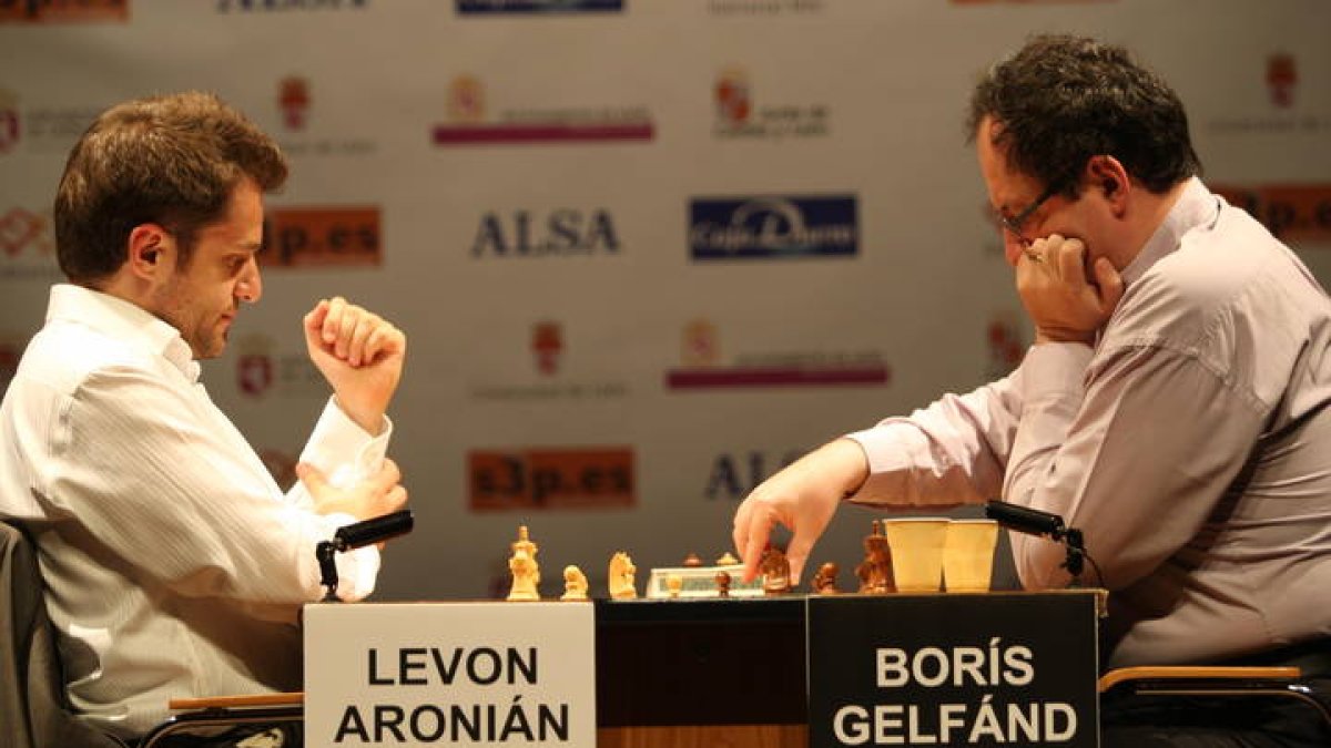 Boris Gelfand y Levon Aronian en el XXIII Magistral Ciudad de León. DL | NORBERTO