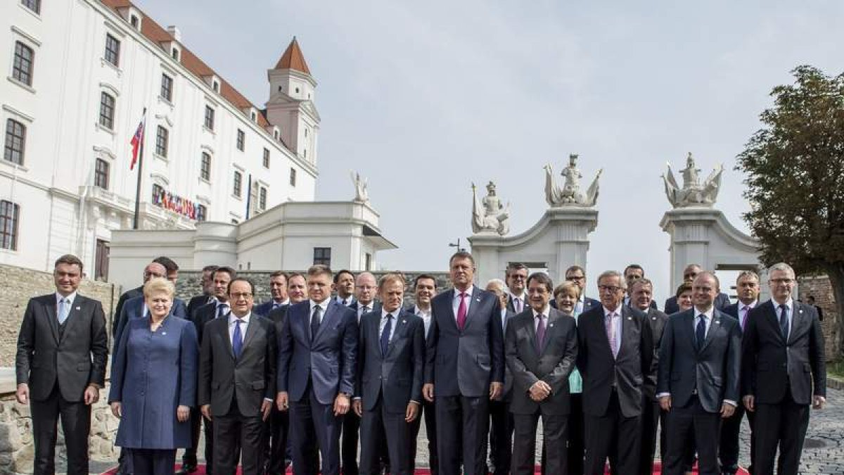 Los jefes de estado y gobierno asistieron ayer a la cumbre informal de Bratislava. FILIP SINGER