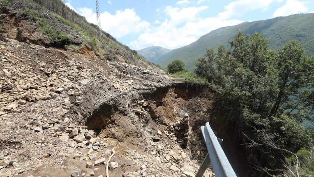 Imagen de uno de los socavones antes de Valseco, que se llevó también la valla de seguridad. L. DE LA MATA