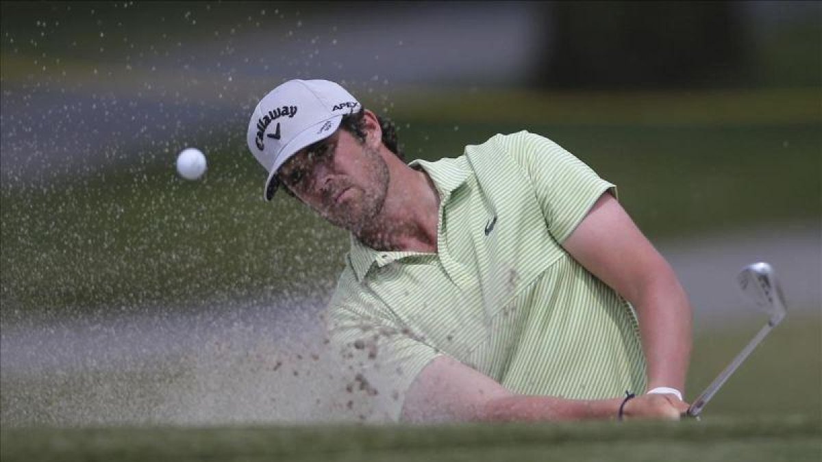 Nacho Elvira juega una bola desde el bunker del hoyo 18 en Malasia.