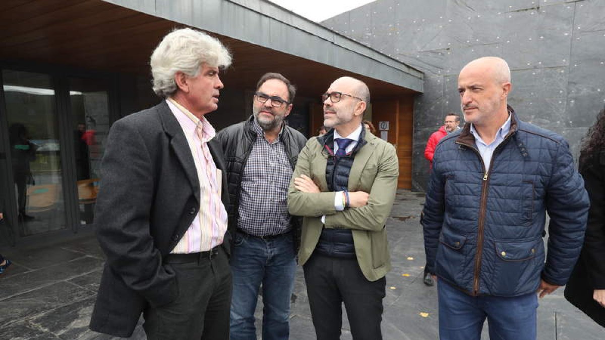 Eduardo Prada, Alfonso Arias, el consejero Javier Ortega y Julio Arias, en octubre de 2019. DE LA MATA