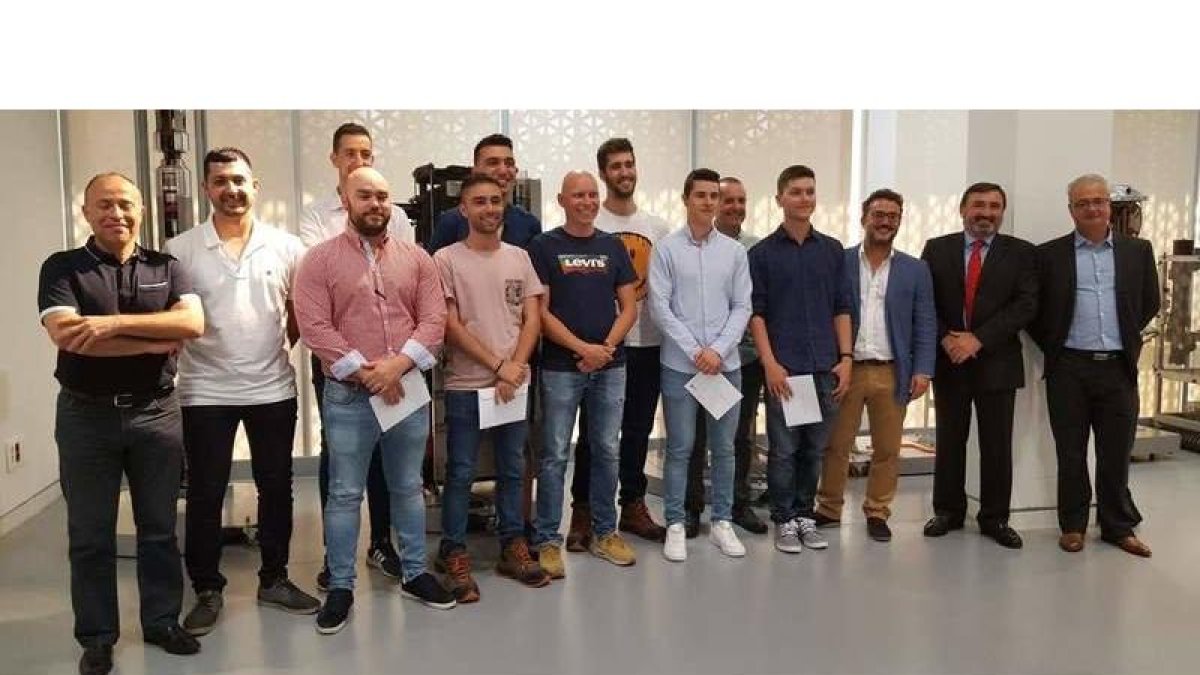 Los alumnos de la primera promoción de FP Dual en Técnico de Centrales Eléctricas con responsables del centro y de REE, en Madrid. DL