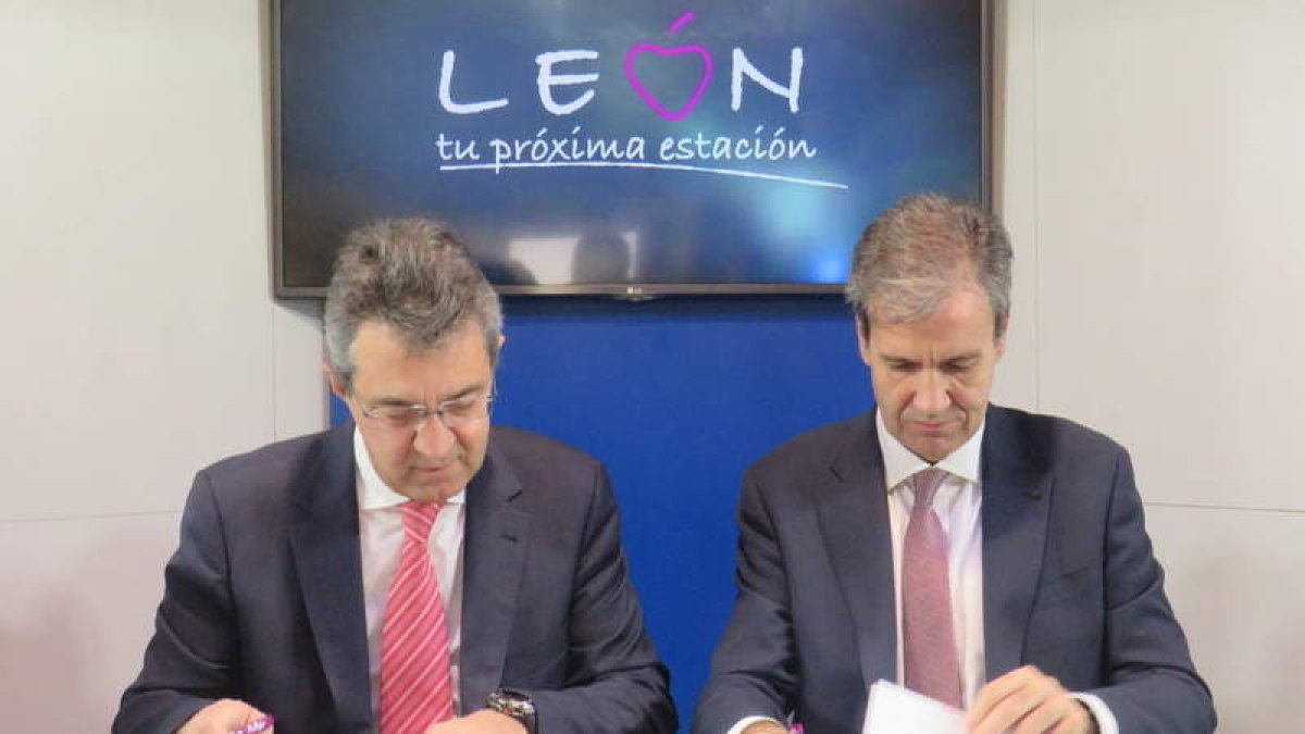 Majo y Juan Alfaro, ayer durante la firma del convenio. DL