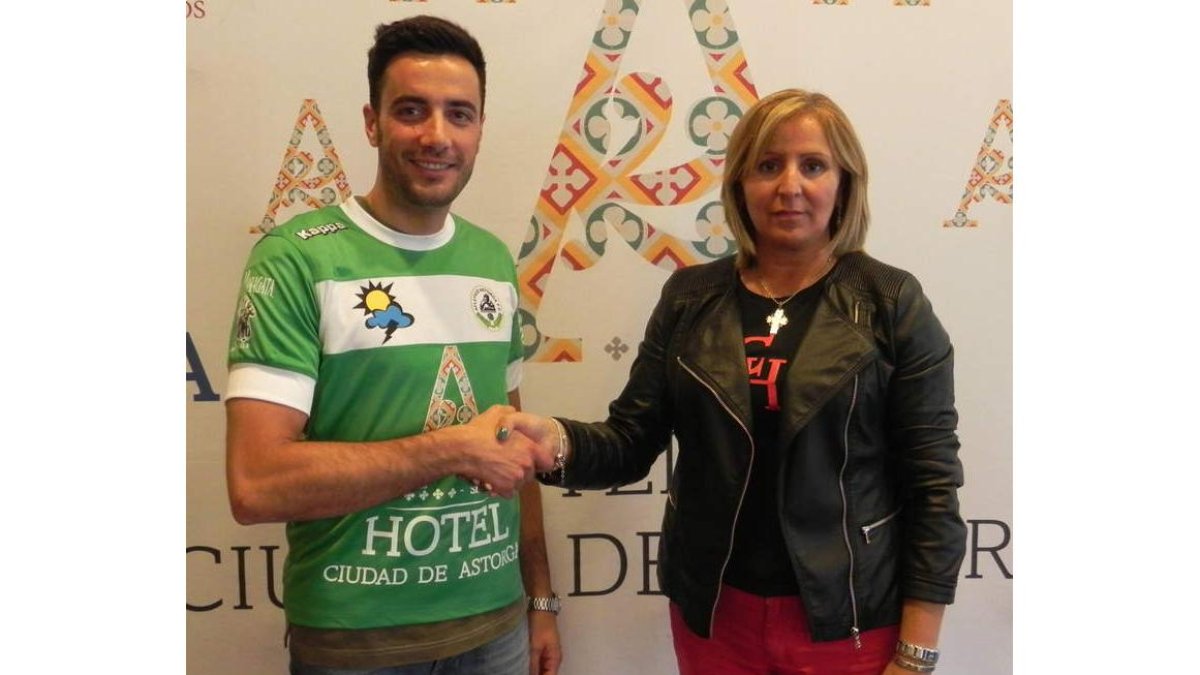 José Luis Lago, en su presentación, junto a Sagrario González.