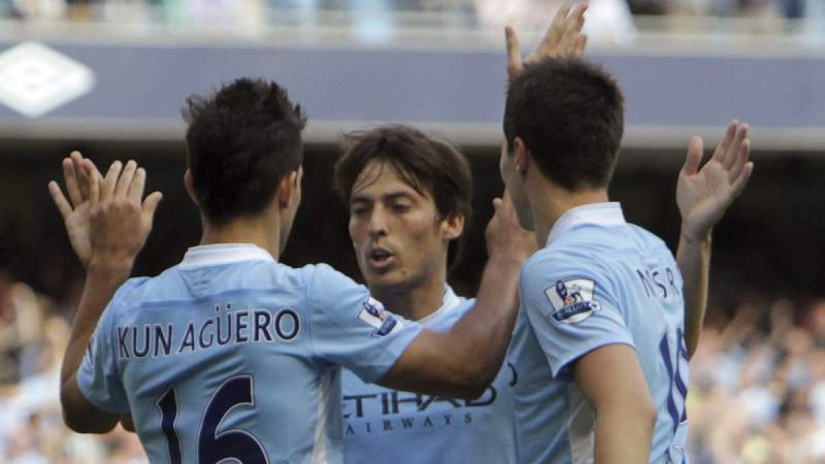 Kun Agüero celebra junto a David Silva y Samir Nasri su segundo gol contra el Wigan Athletic.