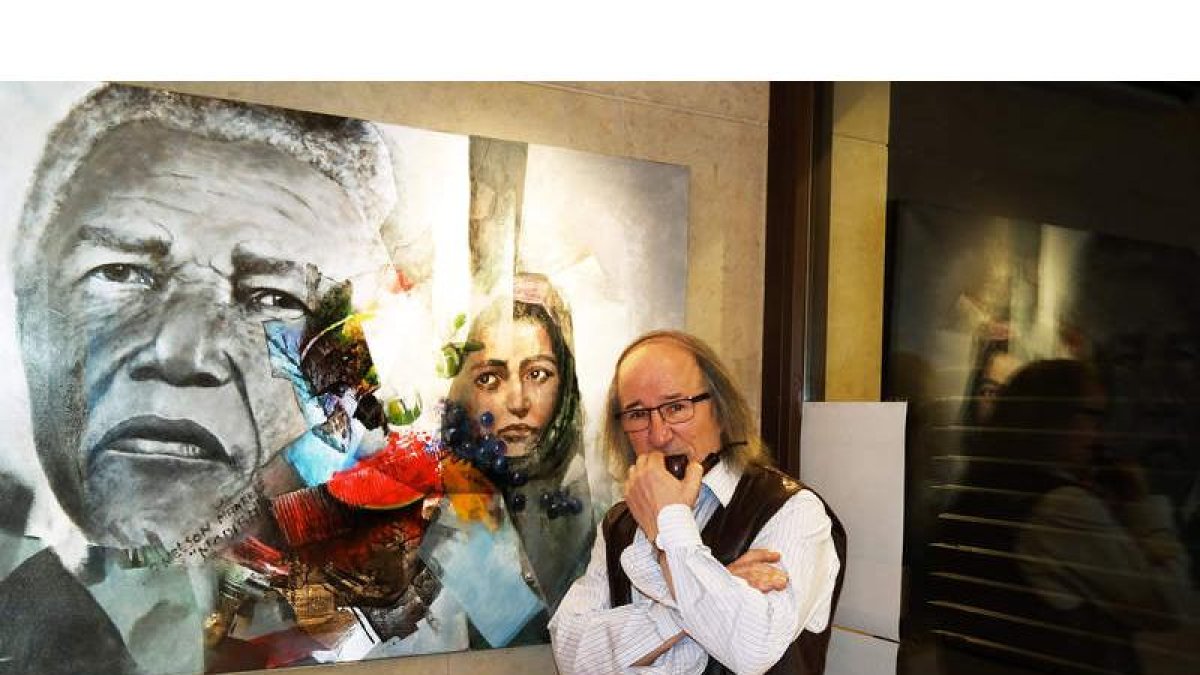 Imagen de Julián Momoitio junto a uno de los cuadros que muestra en la exposición